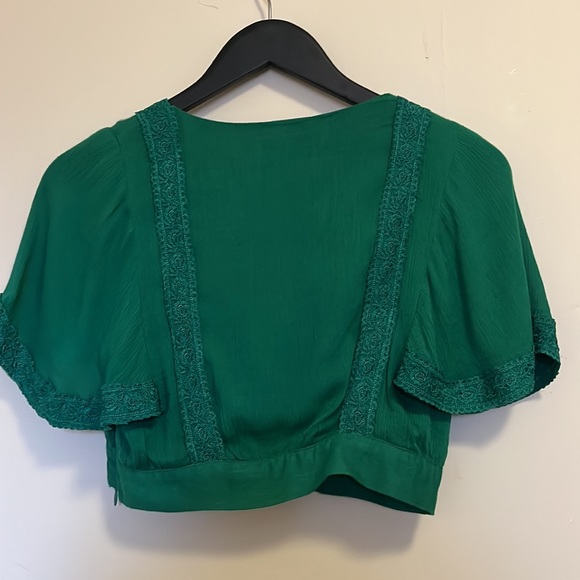 Rich green crop top, with wide sleeves and invisible side zipper. - Picture 3 of 6